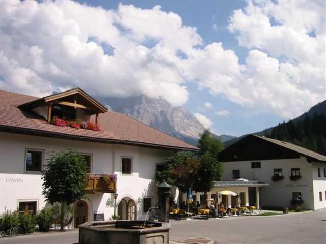 Hotel Zum Goldenen Loewen Biberwier Exterior foto