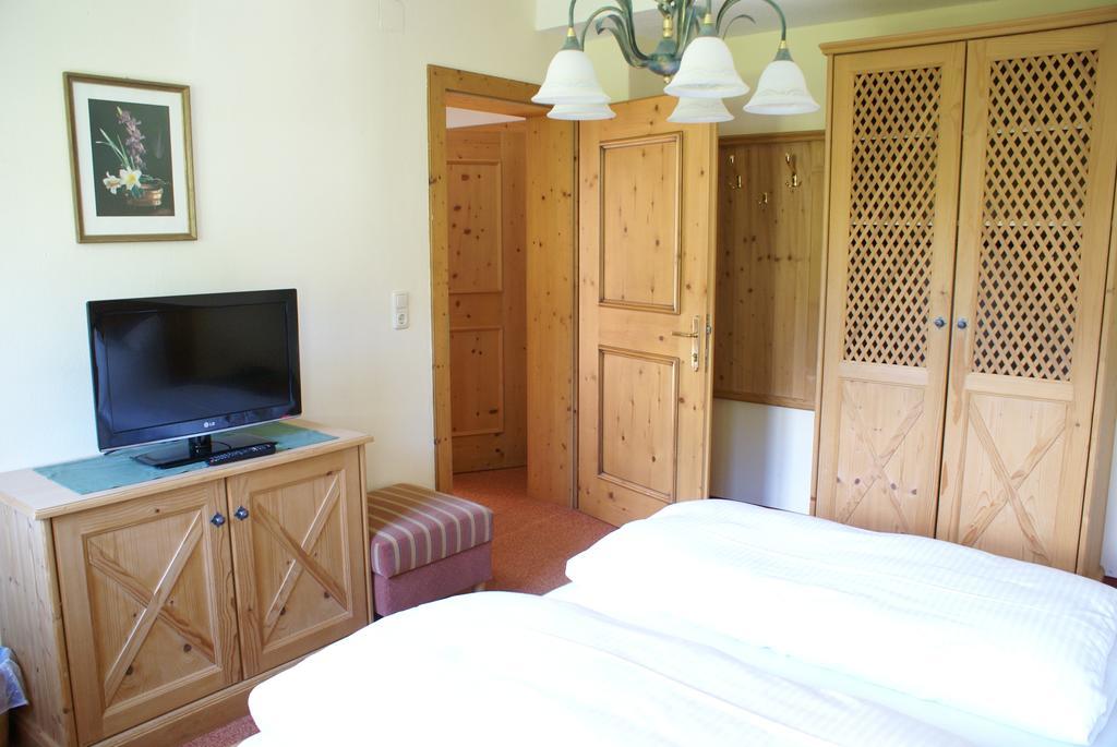 Hotel Zum Goldenen Loewen Biberwier Quarto foto