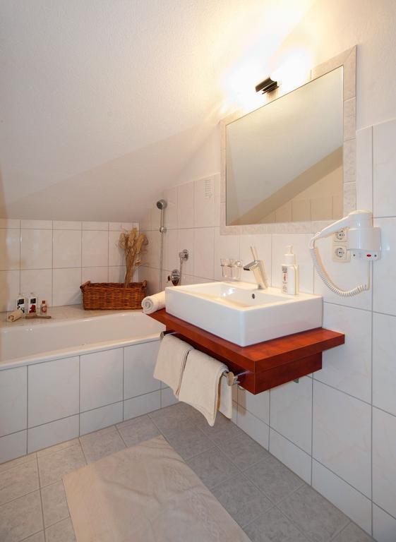 Hotel Zum Goldenen Loewen Biberwier Quarto foto